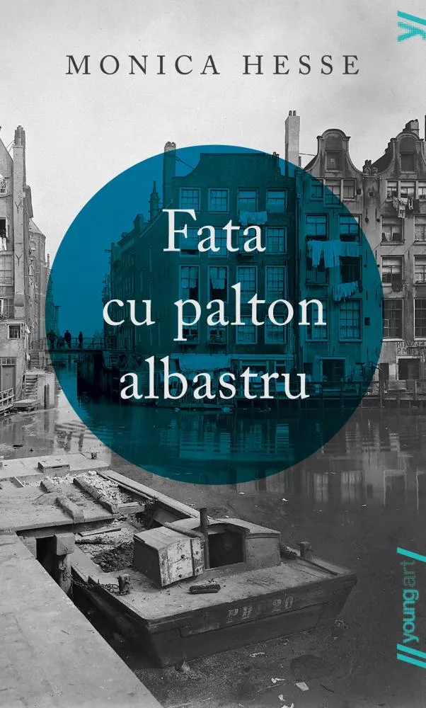 Fata cu palton albastru